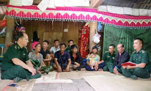 Cán bộ, chiến sĩ Đồn Biên phòng Mường Pồn tuyên truyền pháp luật cho đồng bào dân tộc. Ảnh: Phan Tuấn Anh
