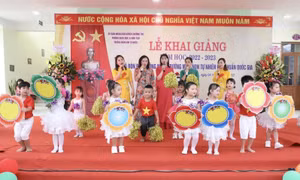 Trẻ em trường Mầm non xã Tự Nhiên (huyện Thường Tín,Hà Nội) biểu diễn văn nghệ trong ngày khai giảng năm học mới. Ảnh: Trần Việt - TTXVN