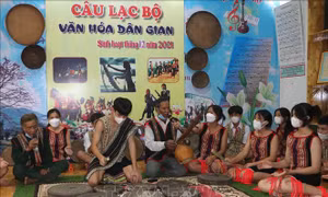 Các nghệ nhân chỉ dạy học sinh các nhạc cụ, bài hát của đồng bào Ca Dong. Ảnh: Đinh Hương - TTXVN