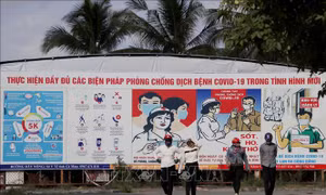Pa nô tuyên truyền phòng, chống dịch COVID-19 theo thông điệp 5K đặt trong khuôn viên Bệnh viên đa khoa tỉnh Cà Mau. Ảnh: Kim Há-TTXVN