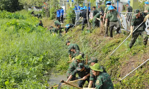 Liên quân 3 màu áo” với hàng trăm đoàn viên thanh niên và người dân địa phương quyết tâm làm sạch kênh Thủ Ngữ (thành phố Thủ Dầu Một, tỉnh Bình Dương). Ảnh: Chí Tưởng-TTXVN