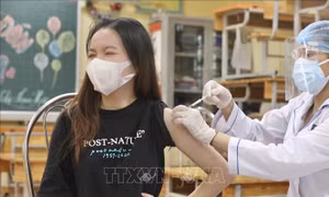 Nhân viên y tế tiêm vaccine phòng COVID-19 cho người dân phường Hạ Đình (quận Thanh Xuân). Ảnh: Minh Quyết - TTXVN
