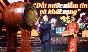Chủ tịch nước Nguyễn Xuân Phúc dự chương trình nghệ thuật “Xuân Quê hương” 2023
