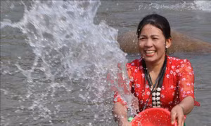 Vẻ đẹp của phụ nữa Thái tại Lễ hội té nước. Ảnh: Nguyễn Oanh-TTXVN