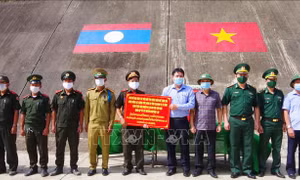 Chúc Tết Bunpimay và tặng quà cho người dân, lực lượng vũ trang Lào. Ảnh: Tường Vi – TTXVN
