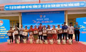 Tỉnh Đoàn Thái Nguyên tặng quà an sinh cho các hộ dân có hoàn cảnh khó khăn của xã Sảng Mộc. Ảnh: Thu Hằng-TTXVN