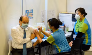 Một điểm tiêm vaccine ngừa COVID-19 tại Hong Kong, Trung Quốc. Ảnh: AFP/TTXVN