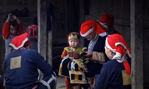 Chuẩn bị áo mới cho trẻ em người Dao đi học. Ảnh: Kim Sơn