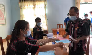 Cử tri dân tộc thiểu số ở Nam Giang gửi trọn niềm tin trong từng lá phiếu