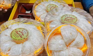 Do chất lượng tốt nên lượng khách hàng mua yến sào ngày càng đông tại thủ phủ hồ tiêu Chư Sê (Gia Lai). Ảnh: Hồng Điệp – TTXVN