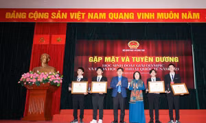 Tặng Bằng khen của Bộ trưởng Bộ Giáo dục và Đào tạo cho học sinh đoạt Huy chương Vàng Olympic và Khoa học kỹ thuật quốc tế năm 2023. Ảnh: Thanh Tùng - TTXVN
