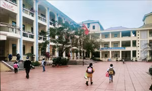 Không gian trường học thưa, thoáng, các em học sinh chỉ giải lao tại lớp. Ảnh: Thanh Vân-TTXVN