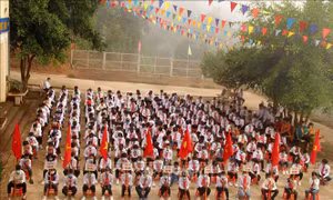 Thầy cô giáo và học sinh Trường Phổ thông dân tộc bán trú THCS xã Ka Lăng nô nức khai giảng năm học mới. Ảnh: Đinh Thùy – TTXVN