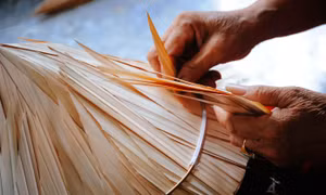 Giữ gìn nghề chằm nón lá truyền thống ở vùng quê miền Tây sông nước