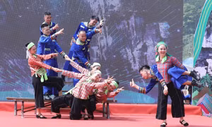 Các tiết mục văn nghệ đặc biệt tại Lễ hội Phài Lừa xã Hồng Phong. Ảnh: Anh Tuấn – TTXVN