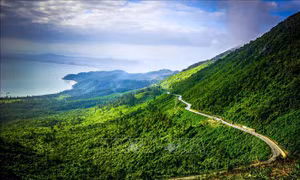 Cung đường trên đèo Hải Vân uốn lượn như những dải lụa vắt ngang qua. Ảnh: Văn Dũng – TTXVN