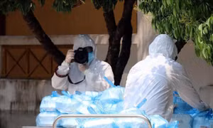 Phóng viên Phan Tuấn Anh, Cơ quan thường trú Điện Biên tác nghiệp tại khu cách ly Trường Quân sự tỉnh Điện Biên. Ảnh: TTXVN