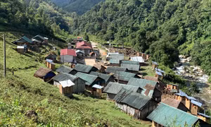 Năm 2009, được Nhà nước làm nhà kiến cố, người dân La Hủ của xã Pa Ủ, huyện Mường Tè (Lai Châu) đã rời xa rừng sâu để tập trung. Ảnh: Việt Hoàng - TTXVN