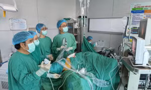 Các bác sĩ Bệnh viện Chợ Rẫy thực hiện phẫu thuật nội soi cho bệnh nhân. Ảnh: TTXVN phát