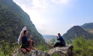 Các chàng trai, cô gái đến với Chợ Phong Lưu Khâu Vai. Ảnh: Minh Tiến