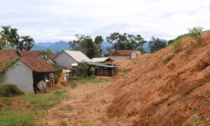 Tổ dân phố làng Dầu, thị trấn Di Lăng, huyện Sơn Hà (Quảng Ngãi) có 7 hộ với 21 nhân khẩu thường xuyên bị sạt lở núi đe dọa. Ảnh: Phạm Cường-TTXVN