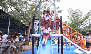 Học sinh vùng biên thích thú khi có cụm trò chơi. Ảnh: Thanh Tân - TTXVN