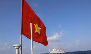 Cờ Tổ quốc tung bay trên nóc xuồng máy chở cán bộ, chiến sỹ từ tàu Trường Sa 571 lên đảo Song Tử Tây. Ảnh: Sỹ Tuyên – TTXVN