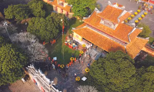 Quang cảnh Lễ hạ nêu tại Thế Miếu - Đại nội Huế. Ảnh: Hồ Cầu