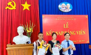 Kết nạp đảng viên là học sinh người DTTS tại Trường PT DTNT huyện Sa Thầy. Ảnh: tuyengiaokontum.org.vn
