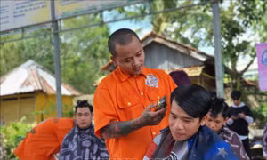 Nhóm thiện nguyện cắt tóc miễn phí cho người dân tại Tịnh xá Ngọc Liên (huyện Cờ Đỏ, thành phố Cần Thơ). Ảnh: Ánh Tuyết – TTXVN
