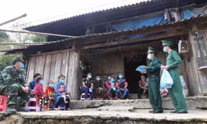 Cán bộ, chiến sĩ Đồn Biên phòng Pha Long, Bộ đội Biên phòng tỉnh Lào Cai tuyên truyền biện pháp phòng dịch cho đồng bào dân tộc thiểu số. Ảnh: Dương Giang