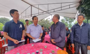 Ông Đoàn Hữu Dũng - Phó Trưởng ban thường trực Ban An toàn giao thông tỉnh, Giám đốc Sở Giao thông vận tải tỉnh đã trực tiếp thăm hỏi, động viên, hỗ trợ gia đình nạn nhân bị tai nạn giao thông vào chiều 5/6. Ảnh: Quang Thái- TTXVN