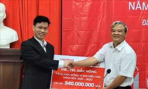 Trao biểu trưng học bổng “Vì em hiếu học” tỉnh Đắk Nông. Ảnh: TTXVN/phát
