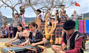 Người Cơ-tu khôi phục nghề truyền thống