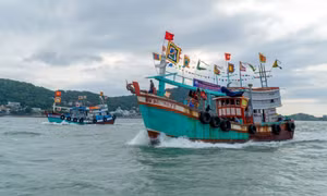 Đoàn ghe tiến ra biển để thực hiện nghi lễ rước Ông về đình thần Thắng Tam. Ảnh: Đoàn Mạnh Dương