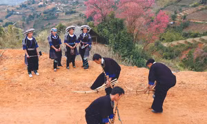 Người Mông ở Mù Cang Chải (Yên Bái) biểu diễn múa khèn. Ảnh: Tuấn Anh