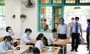Ông Lê Ngọc Quang, Phó Giám đốc Sở Giáo dục và Đào tạo Hà Nội kiểm tra đột xuất tại Trường THPT Đông Anh, huyện Đông Anh (Hà Nội). Ảnh: Thanh Tùng - TTXVN