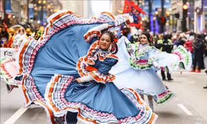 Nghệ sĩ biểu diễn tại cuộc diễu hành nhân dịp Lễ Tạ ơn ở Chicago, Mỹ, ngày 25/11/2021. Ảnh: THX/ TTXVN