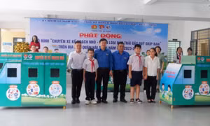 Thành Đoàn Đà Nẵng trao tặng xe phân loại rác cho các trường học. Ảnh: Văn Dũng-TTXVN