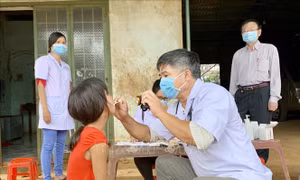 Ngành y tế tỉnh Gia Lai thực hiện khám sàng lọc cho người dân tại làng Bông Hiot, xã Hải Yang, huyện Đak Đoa- nơi có ca bệnh bạch hầu tử vong. Ảnh: Quang Thái - TTXVN