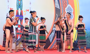 Dân ca của người M’nông (còn gọi là Nau M’pring) là hình thức diễn xướng dân gian được lưu truyền từ thế hệ này sang thế hệ khác và được cộng đồng coi là tài sản chung của tộc người. Ảnh: Minh Hưng