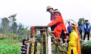 Những người được cấp sắc thực hiện nghi thức lên đài. Ảnh: Nam Thái