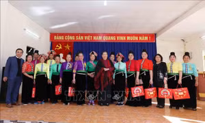 Uỷ viên Bộ Chính trị, Phó Chủ tịch Thường trực Quốc hội Tòng Thị Phóng tặng quà cho phụ nữ bản Phứa Cón. Ảnh: Phương Hoa – TTXVN