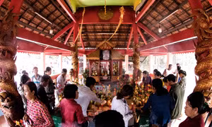 Đồng bào Khmer ở Sóc Trăng dâng cúng lễ vật trong lễ hội Thắc Côn ở ấp An Trạch, xã An Hiệp, huyện Châu Thành (Sóc Trăng). Ảnh: Cao Long