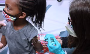  Nhân viên y tế tiêm vaccine phòng COVID-19 của hãng Pfizer cho trẻ nhỏ ở bệnh viện Cincinnati (Mỹ). Ảnh: ABC News/TTXVN
