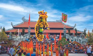 Biểu diễn “Lân lên mai hoa thung” - một tiết mục độc đáo của nghệ thuật múa Lân truyền thống, thường được biểu diễn trong dịp Tết Nguyên đán, Tết Nguyên tiêu…Ảnh: Kiều Anh Dũng