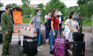 Các công dân hoàn thành cách ly chuẩn bị được về với gia đình. Ảnh: Trung Hiếu - TTXVN