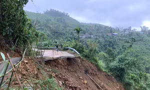 Một tuyến đường miền núi huyện Trà Bồng bị sạt lở nghiêm trọng.Nguồn: daidoanket.vn