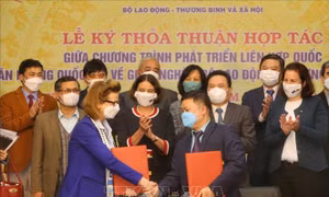 Lễ ký kết thoả thuận trong lĩnh vực giảm nghèo giữa Văn phòng Quốc gia về giảm nghèo (Bộ Lao động - Thương binh và Xã hội) và Chương trình Phát triển Liên hợp quốc (UNDP). Ảnh: Tuấn Đức – TTXVN