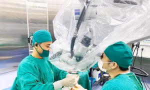 Ê-kíp bác sỹ bệnh viện Đa khoa tỉnh Thanh Hóa đã xuyên đêm tiến hành phẫu thuật nối cẳng chân đứt rời cho bệnh nhân bằng kính vi phẫu. Ảnh: TTXVN phát